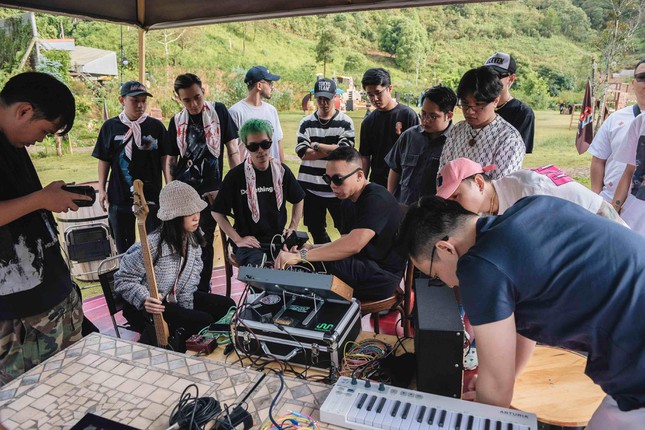 Two-season rappers of Vietnamese Rap landed at the composition camp, teachers and students Binz - Gonzo 