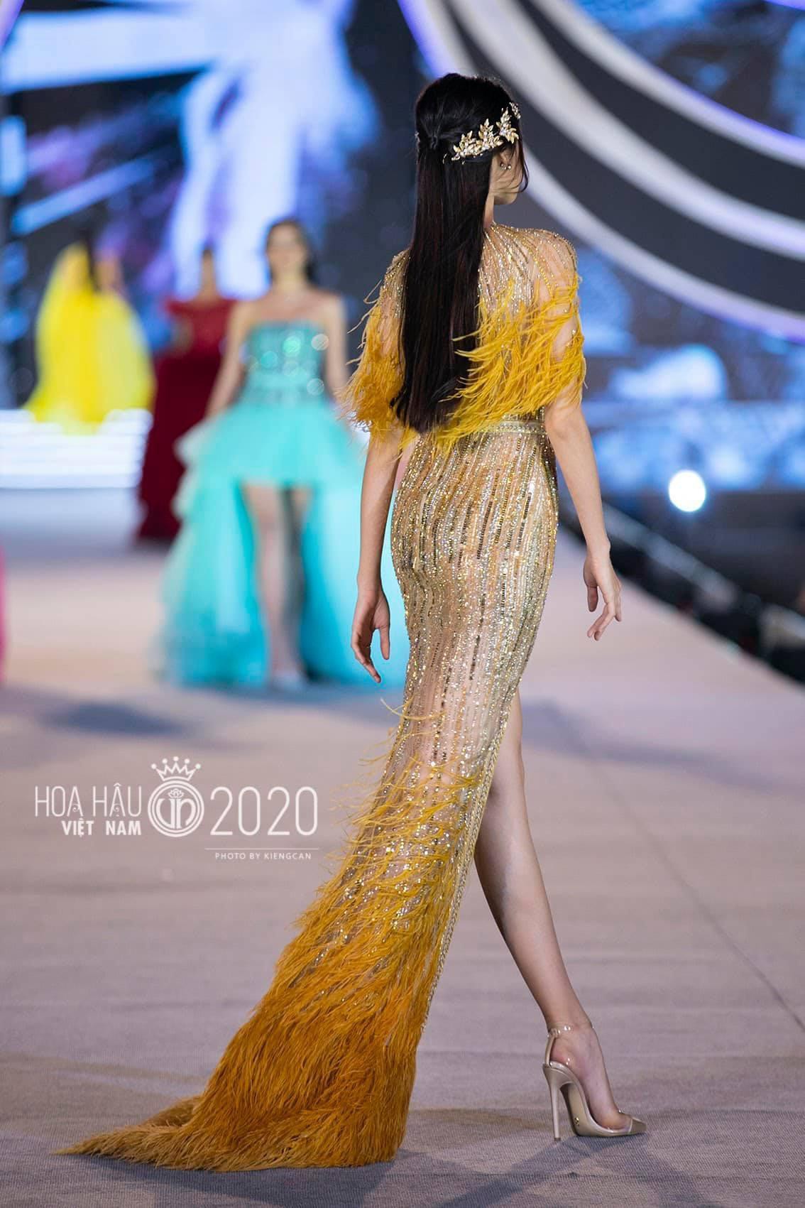 Diện lại váy lông vũ của Hoa hậu Ngọc Hân và Á hậu Ngọc Thảo, Phương Oanh vẫn đẹp gây mê - Ảnh 16.