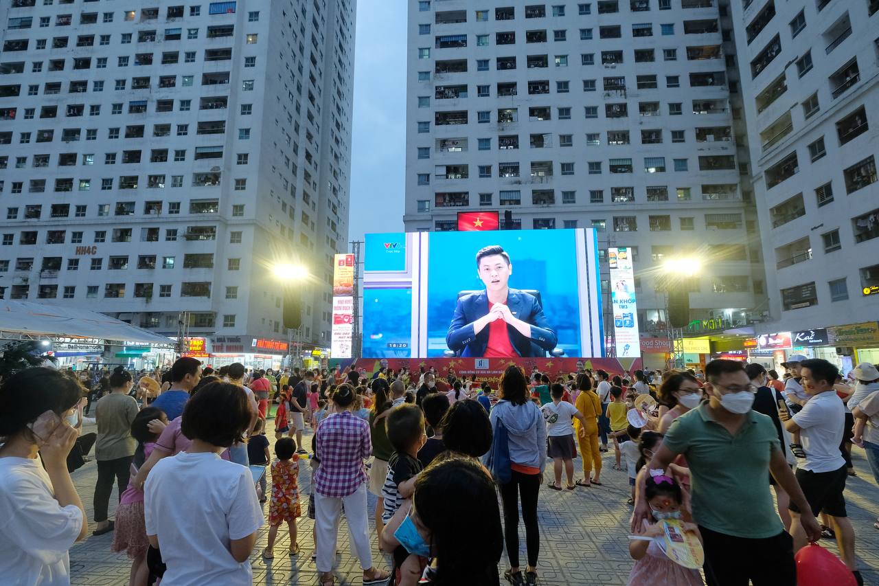Chung cư &quot;vạn dân&quot; ở Hà Nội lắp màn hình LED 90m2 &quot;khổng lồ&quot; cổ vũ 2 trận chung kết bóng đá SEA Games 31 - Ảnh 1.