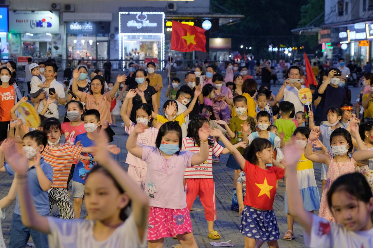 Chung cư &quot;vạn dân&quot; ở Hà Nội lắp màn hình LED 90m2 &quot;khổng lồ&quot; cổ vũ 2 trận chung kết bóng đá SEA Games 31 - Ảnh 3.
