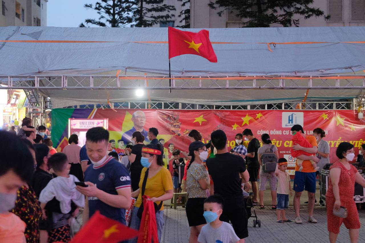 Chung cư &quot;vạn dân&quot; ở Hà Nội lắp màn hình LED 90m2 &quot;khổng lồ&quot; cổ vũ 2 trận chung kết bóng đá SEA Games 31 - Ảnh 2.
