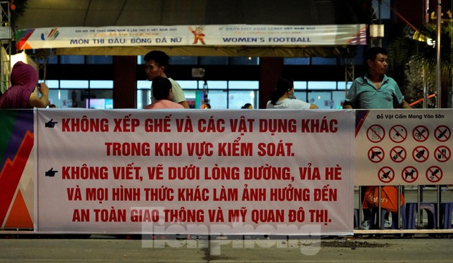 Xếp hàng xuyên ngày đêm chờ lấy vé xem tuyển nữ Việt Nam đấu Thái Lan - Ảnh 15.
