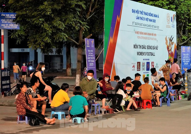 Xếp hàng xuyên ngày đêm chờ lấy vé xem tuyển nữ Việt Nam đấu Thái Lan - Ảnh 1.