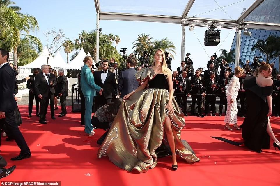 Cannes ngày 5: Nữ người mẫu quý tộc Anh mặc váy xuyên thấu lộ nội y phản cảm - Ảnh 13.
