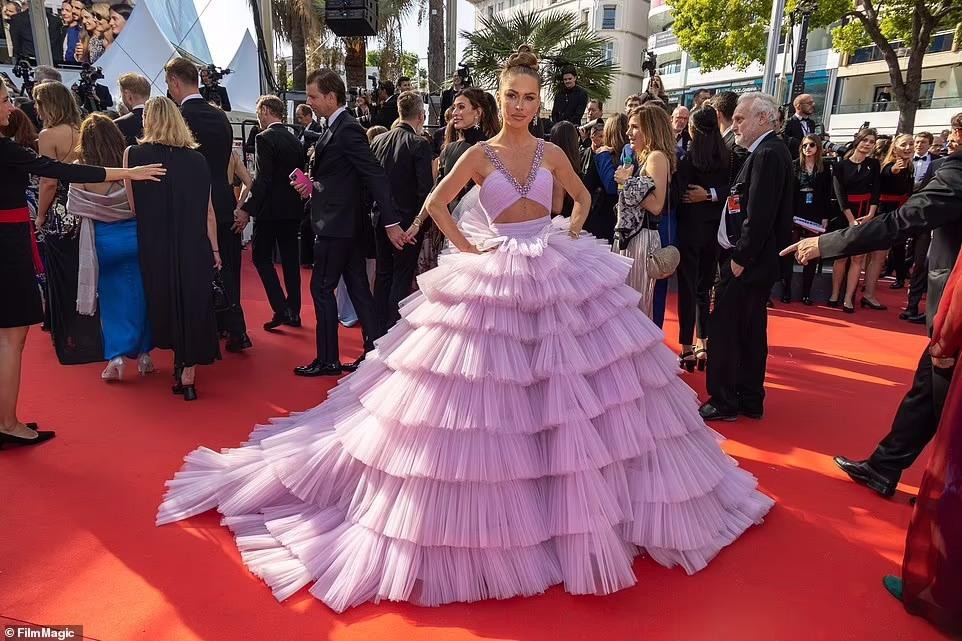 Cannes ngày 5: Nữ người mẫu quý tộc Anh mặc váy xuyên thấu lộ nội y phản cảm - Ảnh 15.