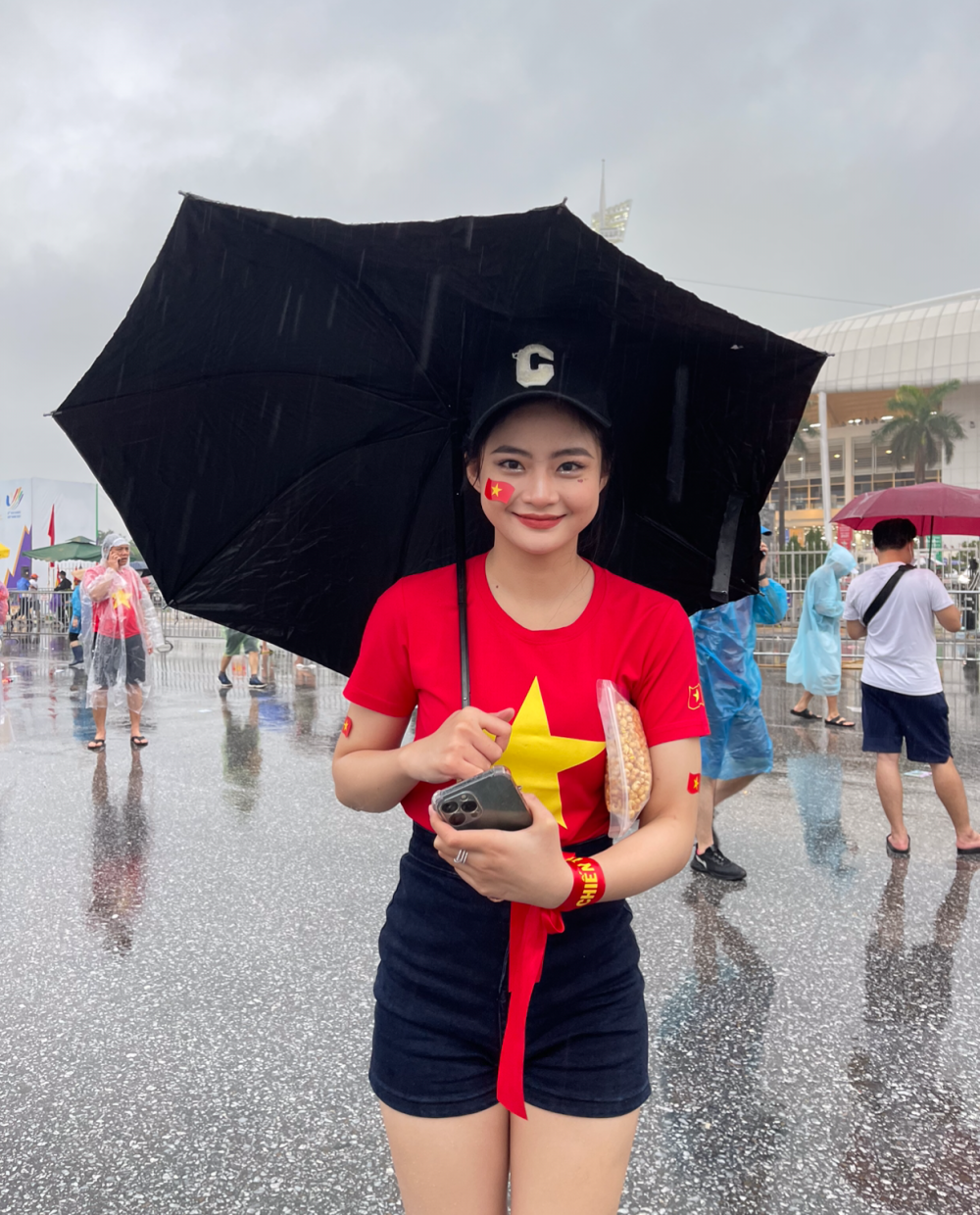Giới trẻ đội mưa đến trận chung kết: Có người bay từ Bangkok, TP.HCM ra Hà Nội, chỉ cần U23 Việt Nam thắng thì thế nào cũng xứng đáng! - Ảnh 2.