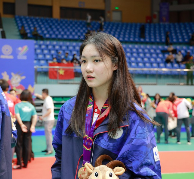  Nhan sắc khả ái trong trẻo của thiên thần cầu lông 15 tuổi thu hút chú ý tại SEA Games 31  - Ảnh 1.