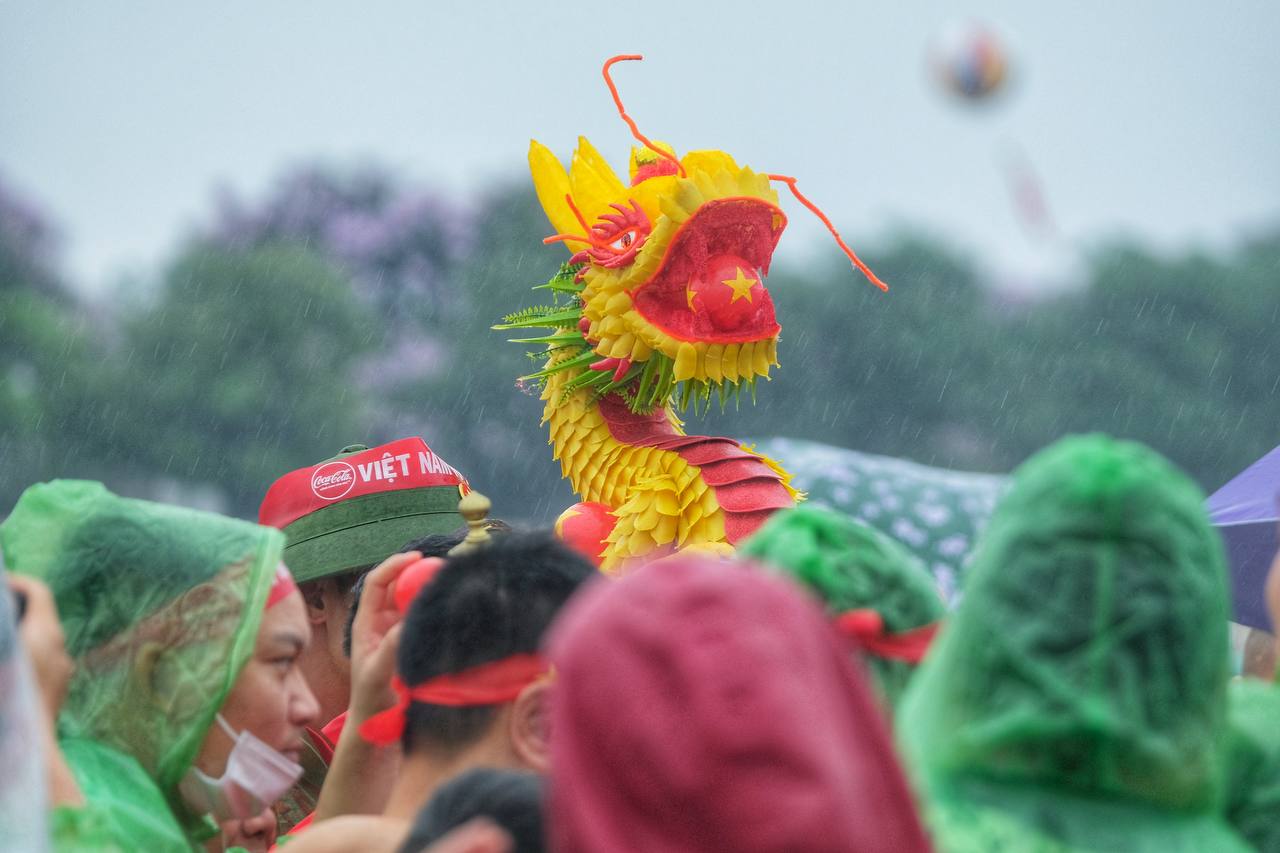 Ngay lúc này tại Mỹ Đình: Người dân đội mưa xếp hàng trước mấy tiếng đồng hồ để xem U23 Việt Nam đá chung kết SEA Games - Ảnh 6.