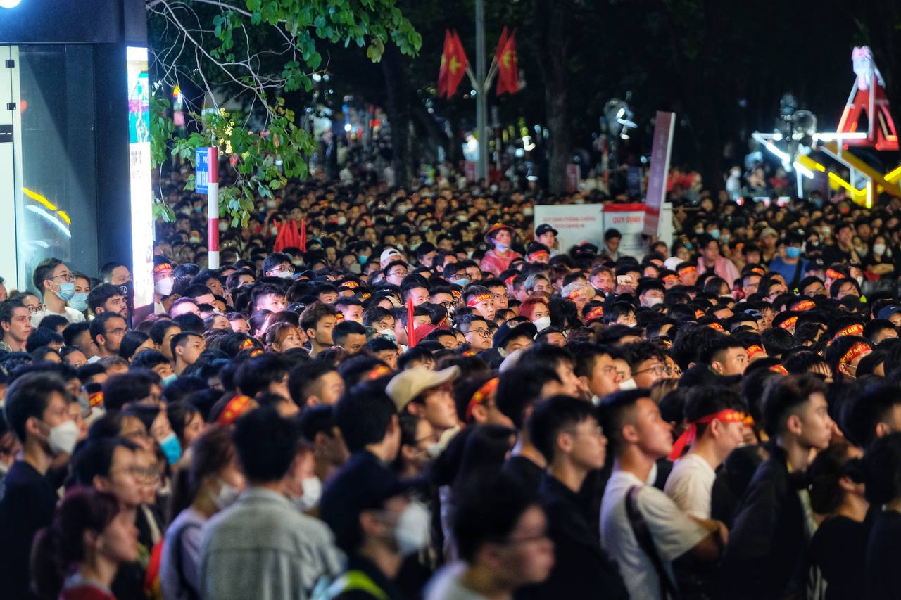 Người hâm mộ ùa ra đường ăn mừng sau chiến thắng lịch sử của ĐT U23 Việt Nam  - Ảnh 2.