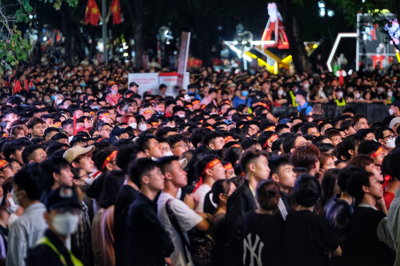 Người hâm mộ ùa ra đường ăn mừng sau chiến thắng lịch sử của ĐT U23 Việt Nam  - Ảnh 1.