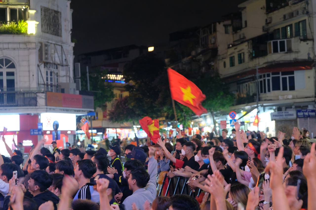 Người hâm mộ ùa ra đường ăn mừng sau chiến thắng lịch sử của ĐT U23 Việt Nam  - Ảnh 5.