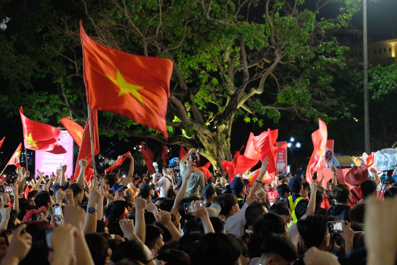 Người hâm mộ ùa ra đường ăn mừng sau chiến thắng lịch sử của ĐT U23 Việt Nam  - Ảnh 4.