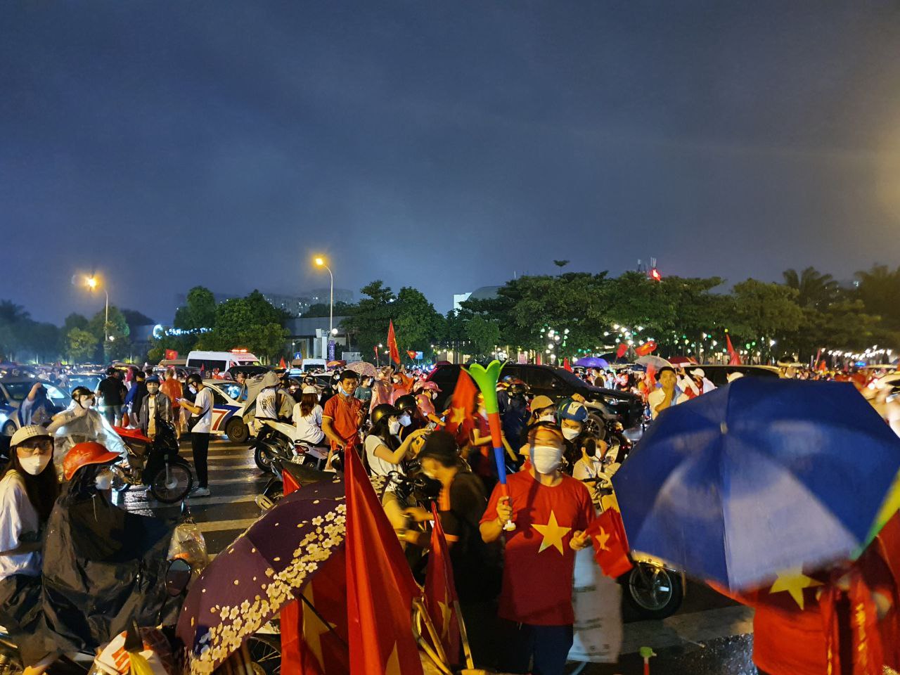 Người hâm mộ ùa ra đường ăn mừng sau chiến thắng lịch sử của ĐT U23 Việt Nam  - Ảnh 7.