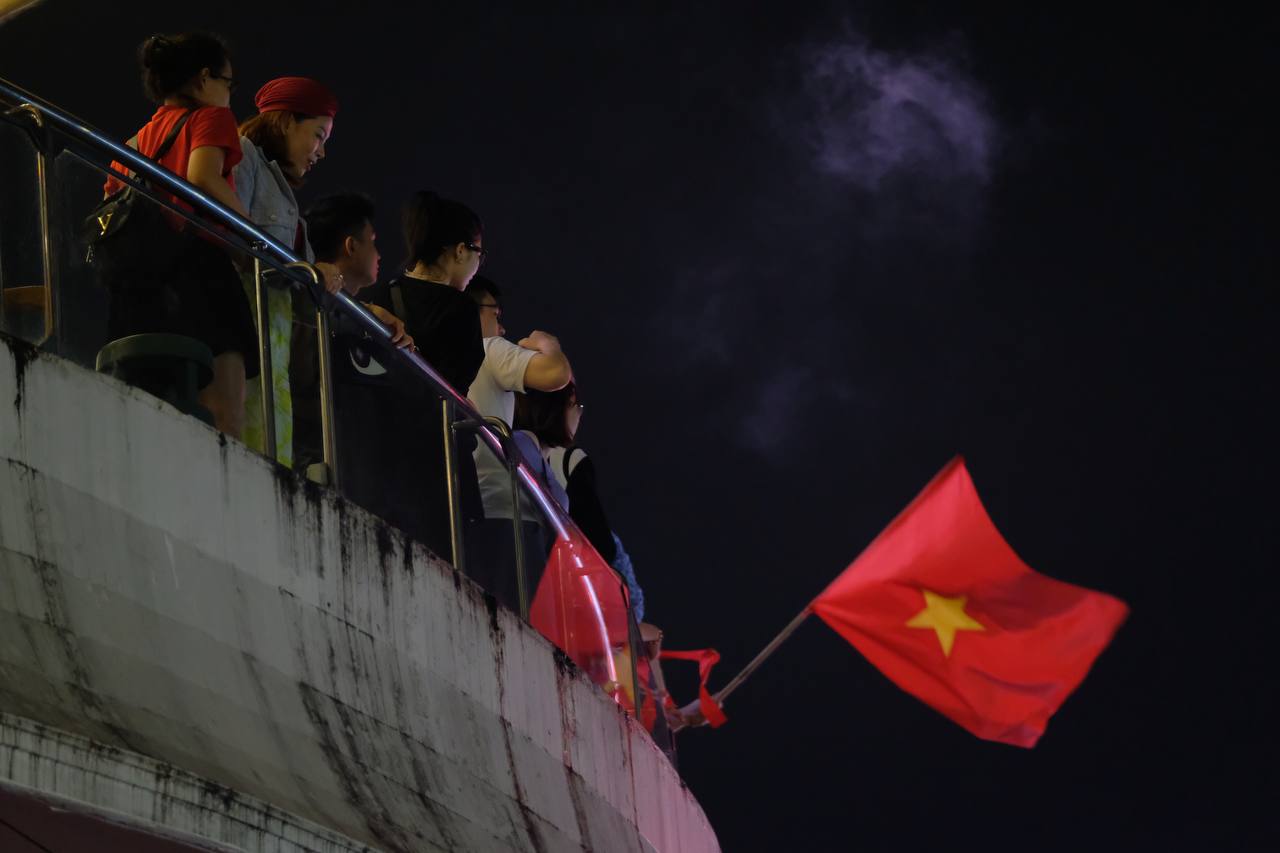 Hàng vạn người đổ xuống đường ăn mừng HCV SEA Games lịch sử của U23 Việt Nam: 4 năm chờ đợi, và BÃO về thật rồi đây! - Ảnh 6.