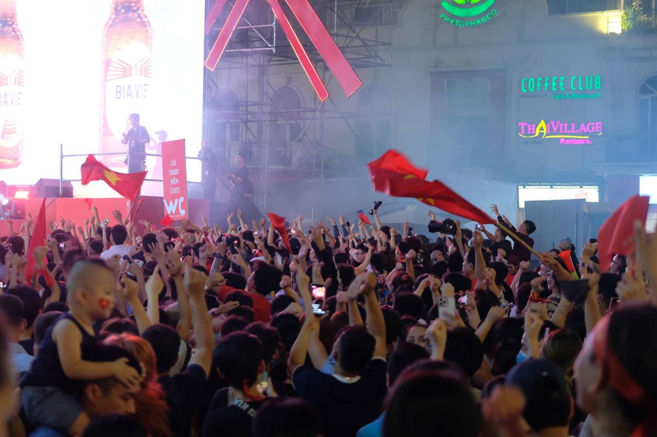Hàng vạn người đổ xuống đường ăn mừng HCV SEA Games lịch sử của U23 Việt Nam: 4 năm chờ đợi, và BÃO về thật rồi đây! - Ảnh 8.