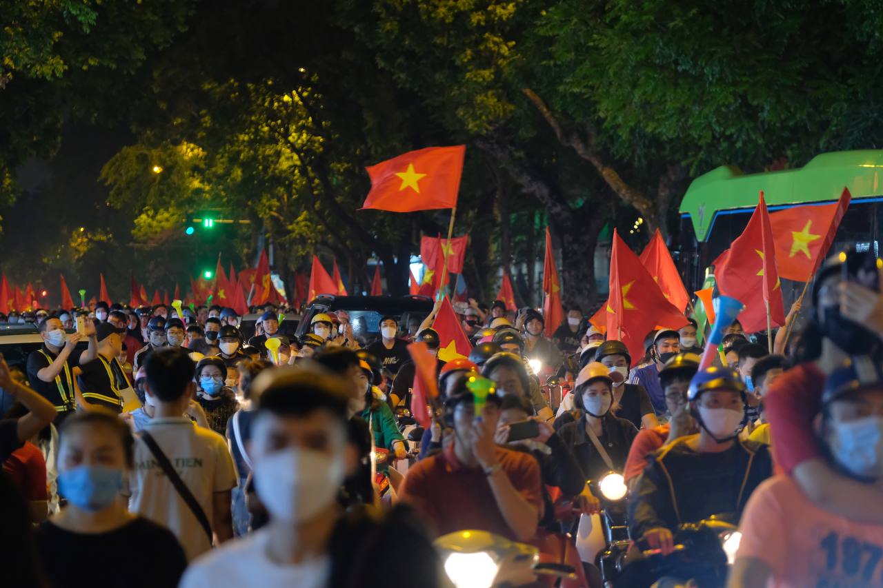 Hàng vạn người đổ xuống đường ăn mừng HCV SEA Games lịch sử của U23 Việt Nam: 4 năm chờ đợi, và BÃO về thật rồi đây! - Ảnh 15.
