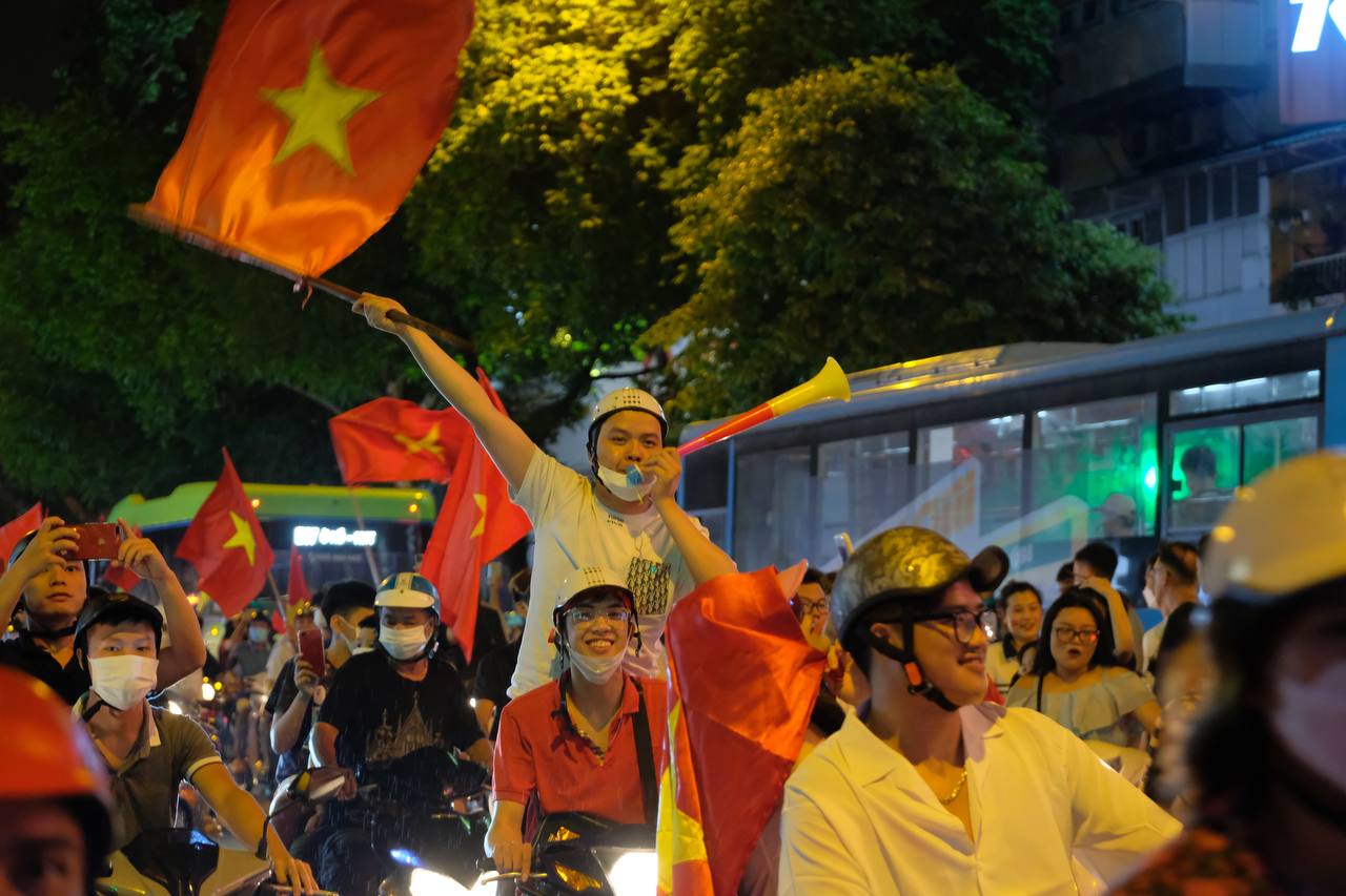 Hàng vạn người đổ xuống đường ăn mừng HCV SEA Games lịch sử của U23 Việt Nam: 4 năm chờ đợi, và BÃO về thật rồi đây! - Ảnh 16.