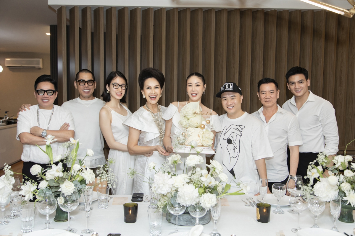 Diem My, MC Thanh Thanh Huyen wore white to attend Miss Ha Kieu Anh's birthday party - Photo 1.