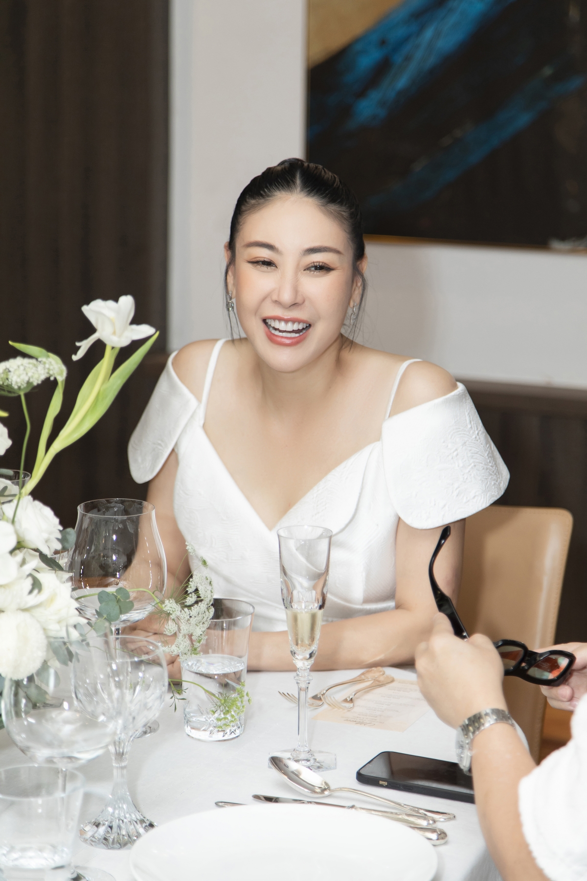 Diễm My, MC Thanh Thanh Huyền diện sắc trắng dự tiệc sinh nhật Hoa hậu Hà Kiều Anh - Ảnh 4.