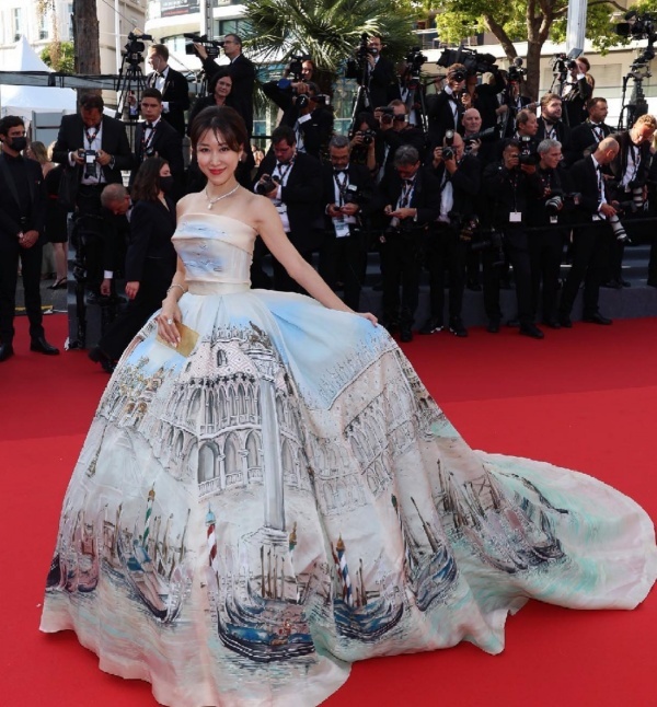 Đặc sản của Cannes: Những bộ váy áo cồng kềnh đến ngồi xế sang còn không nổi huống chi đi vệ sinh - Ảnh 7.