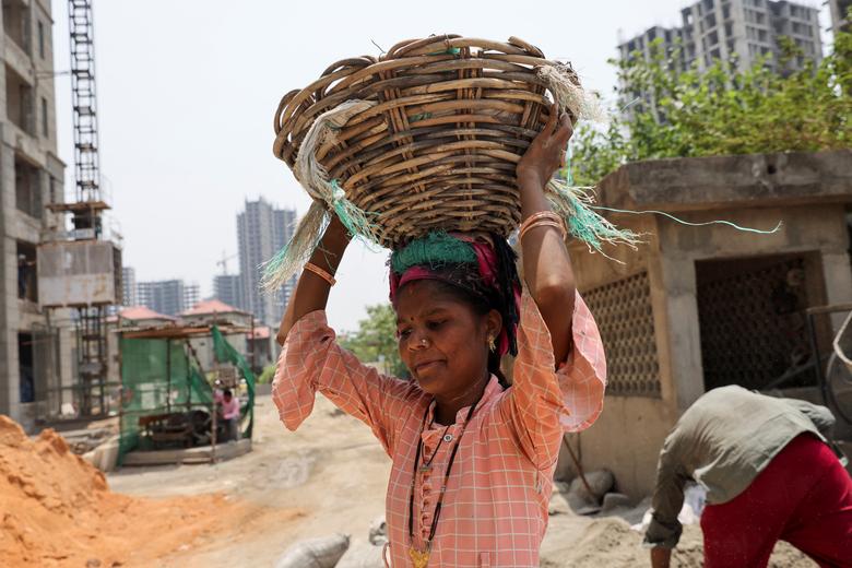 Tình cảnh ở quốc gia nóng như &quot;chảo lửa&quot; hiện nay: Hoa quả đổ đi vì không có tủ lạnh, quạt có cũng cất đó vì lý do bất khả kháng - Ảnh 1.