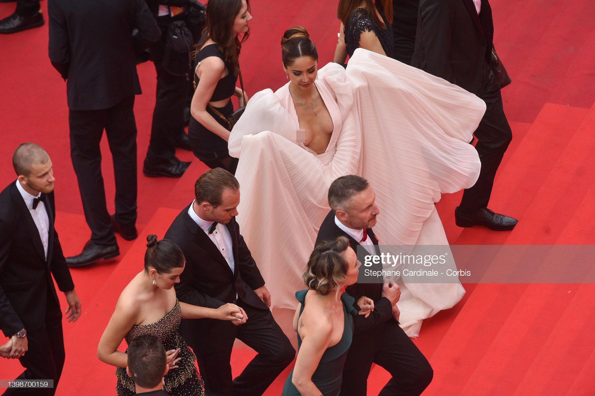 Cannes ngày 6: Sharon Stone cởi váy trên thảm đỏ, hai người đẹp gặp sự cố 'lộ hàng' kém duyên - Ảnh 6.
