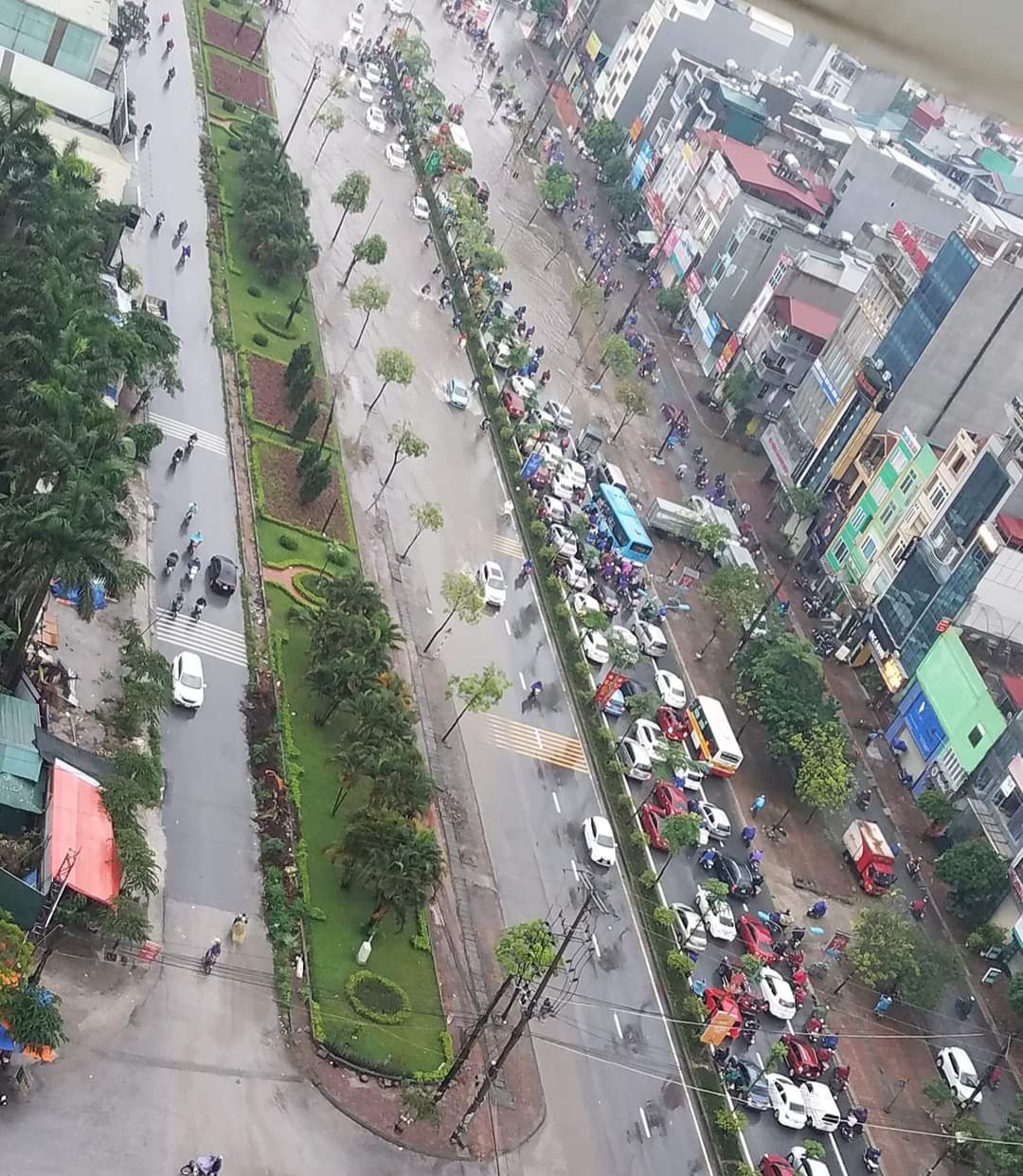 Hanoi: Some places flooded after heavy rain - Photo 8.