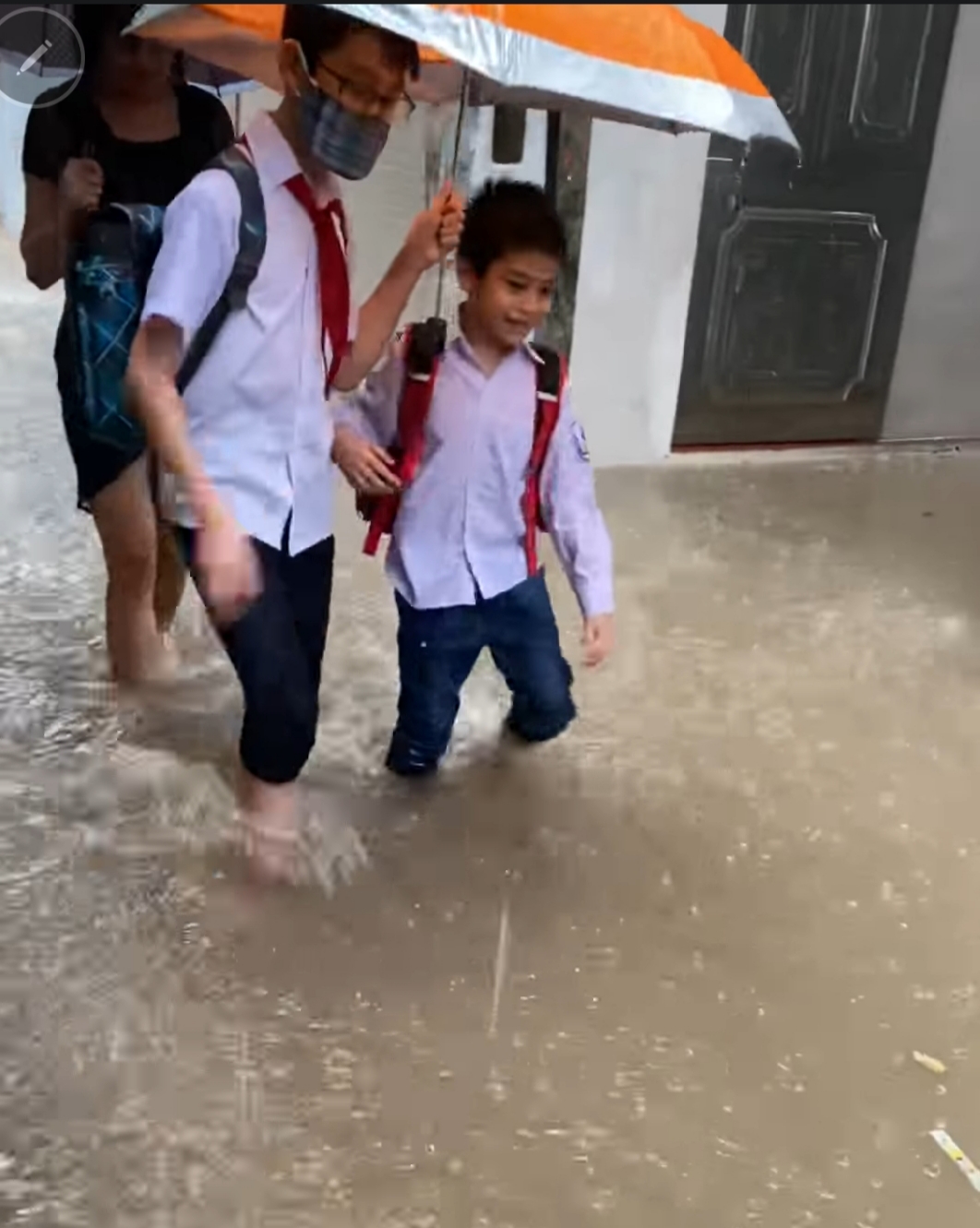 Hanoi: Some places flooded after heavy rain - Photo 10.