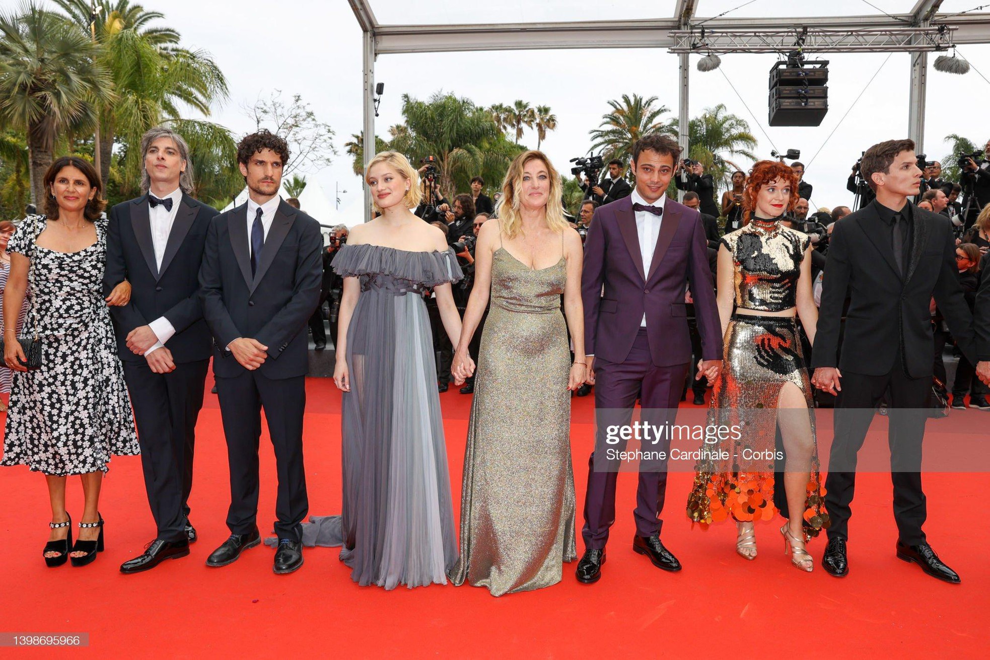 Cannes ngày 6: Sharon Stone cởi váy trên thảm đỏ, hai người đẹp gặp sự cố 'lộ hàng' kém duyên - Ảnh 7.