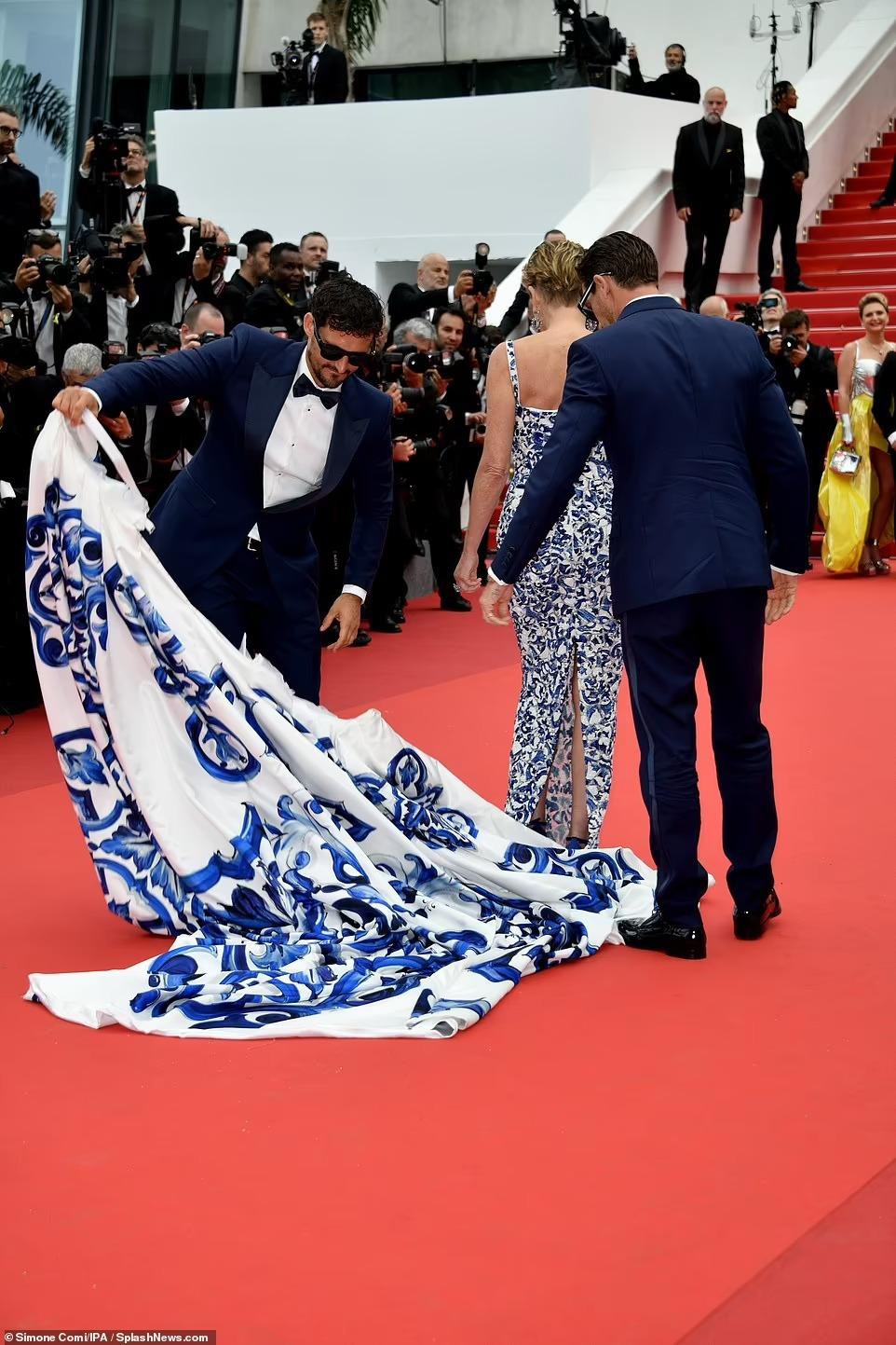 Cannes ngày 6: Sharon Stone cởi váy trên thảm đỏ, hai người đẹp gặp sự cố 'lộ hàng' kém duyên - Ảnh 2.