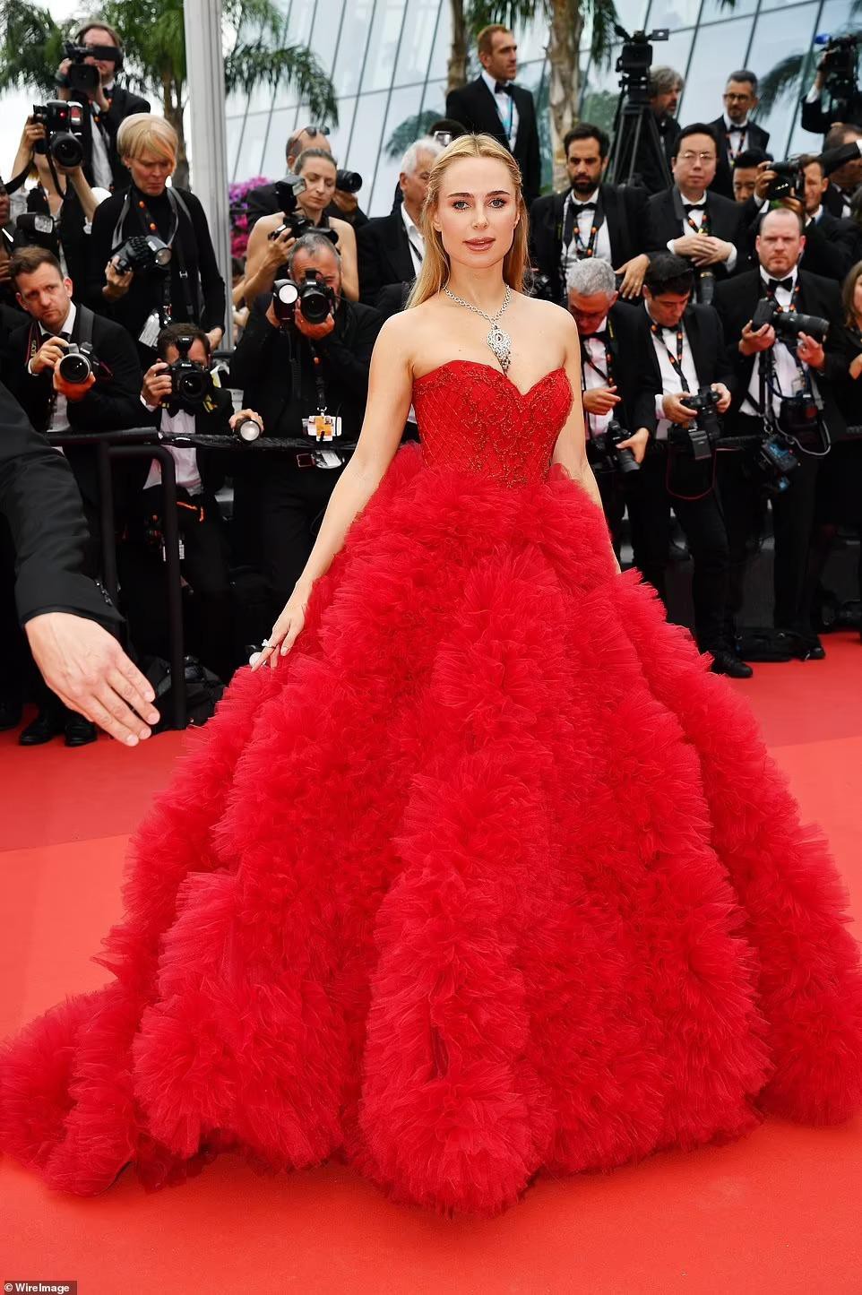Cannes ngày 6: Sharon Stone cởi váy trên thảm đỏ, hai người đẹp gặp sự cố 'lộ hàng' kém duyên - Ảnh 10.