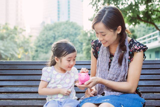 Con hỏi: &quot;Gia đình chúng ta có giàu không? - Mẹ trả lời cực tinh tế, phụ huynh khác vỗ tay rào rào - Ảnh 1.