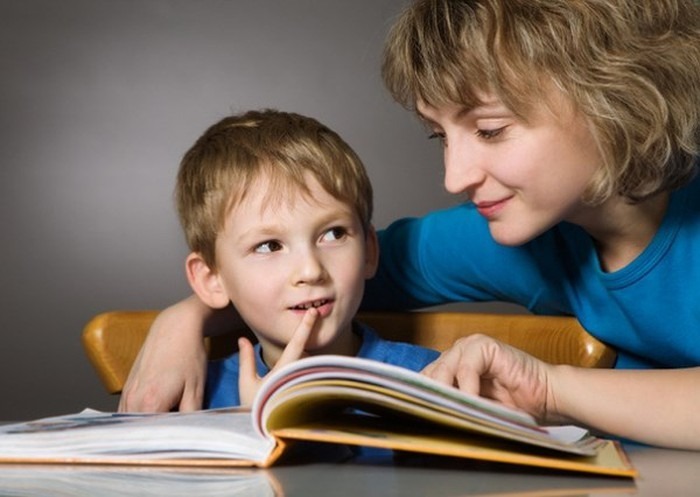 Children do not concentrate when reading books, just like to chew, tear and throw books around, how should parents handle it?  - Photo 2.