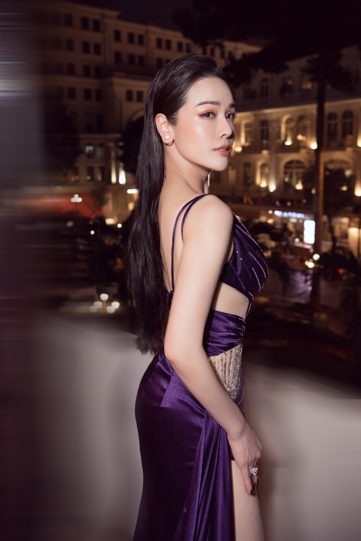 Nhật Kim Anh diện váy xẻ táo bạo, khoe body gợi cảm khi lần đầu chấm thi Hoa hậu - Ảnh 3.