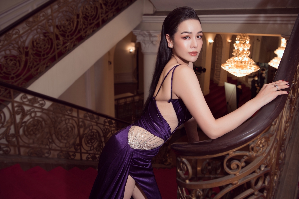 Nhật Kim Anh diện váy xẻ táo bạo, khoe body gợi cảm khi lần đầu chấm thi Hoa hậu - Ảnh 4.