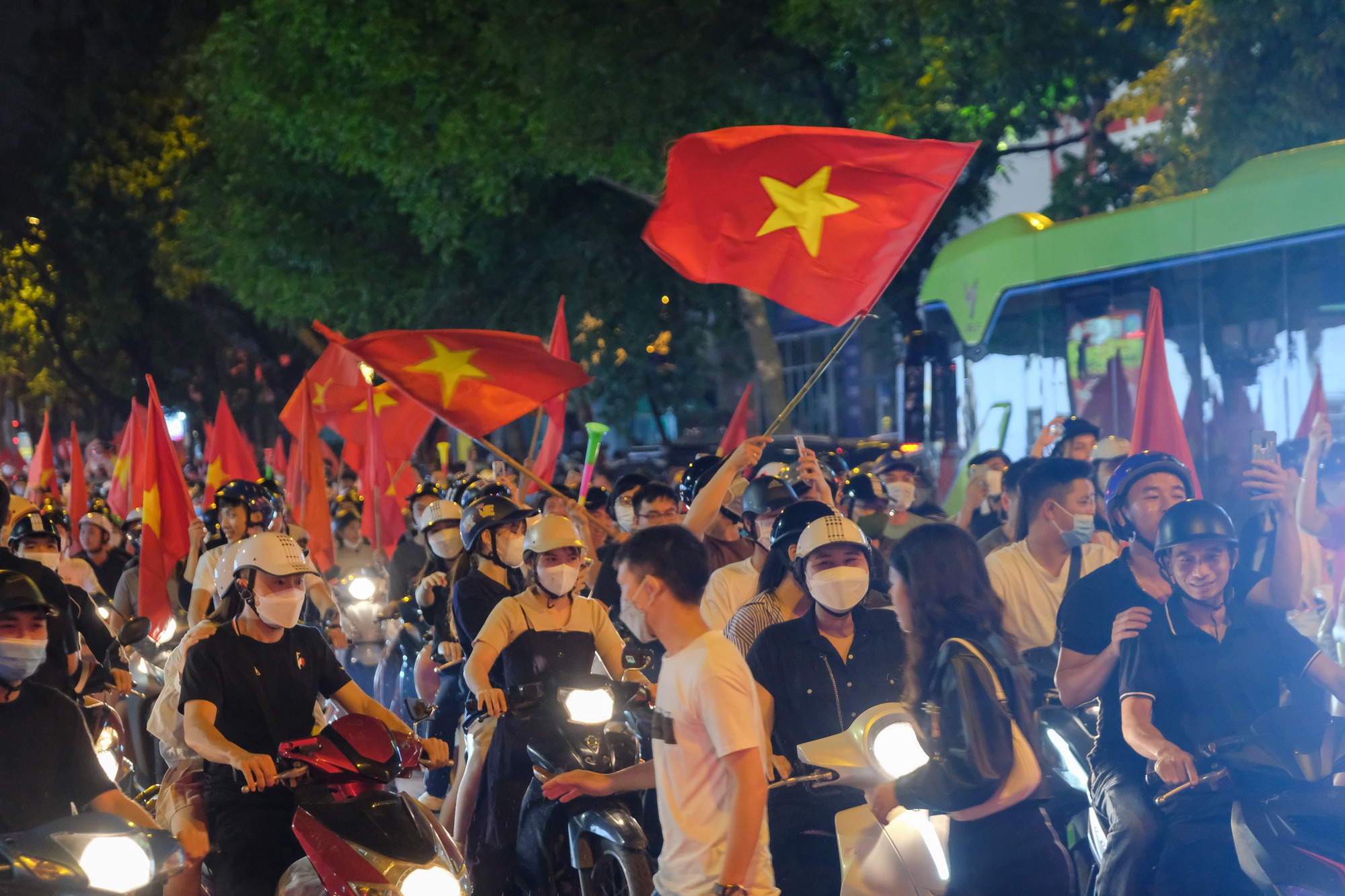 Đêm U23 Việt Nam giành HCV SEA Games trả món nợ với người Thái, người dân cả nước xuống đường nhuộm đỏ mọi tuyến phố - Ảnh 5.