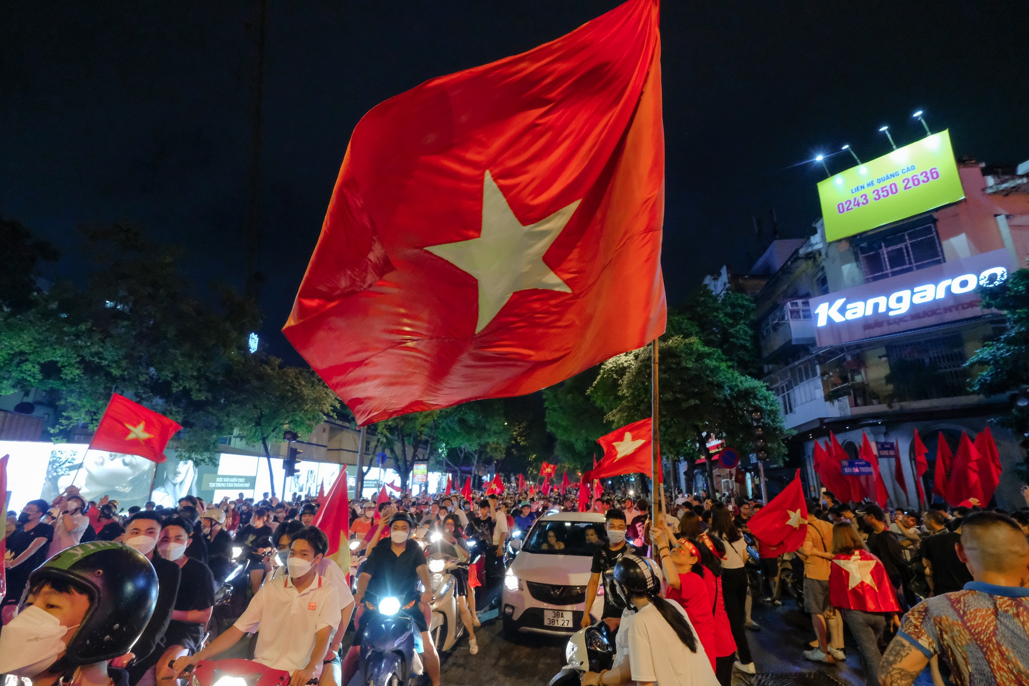 Đêm U23 Việt Nam giành HCV SEA Games trả món nợ với người Thái, người dân cả nước xuống đường nhuộm đỏ mọi tuyến phố - Ảnh 6.