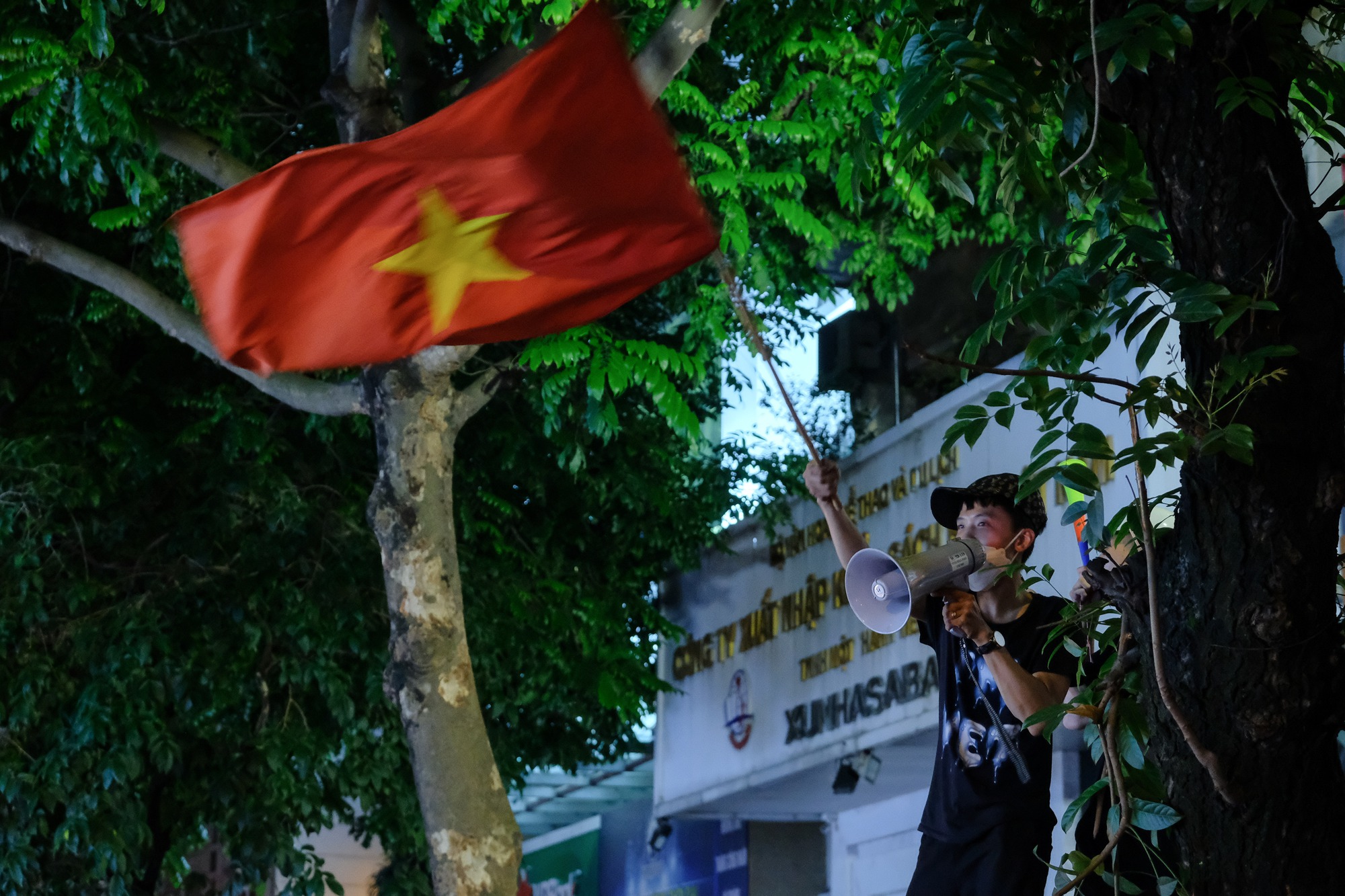Đêm U23 Việt Nam giành HCV SEA Games trả món nợ với người Thái, người dân cả nước xuống đường nhuộm đỏ mọi tuyến phố - Ảnh 12.
