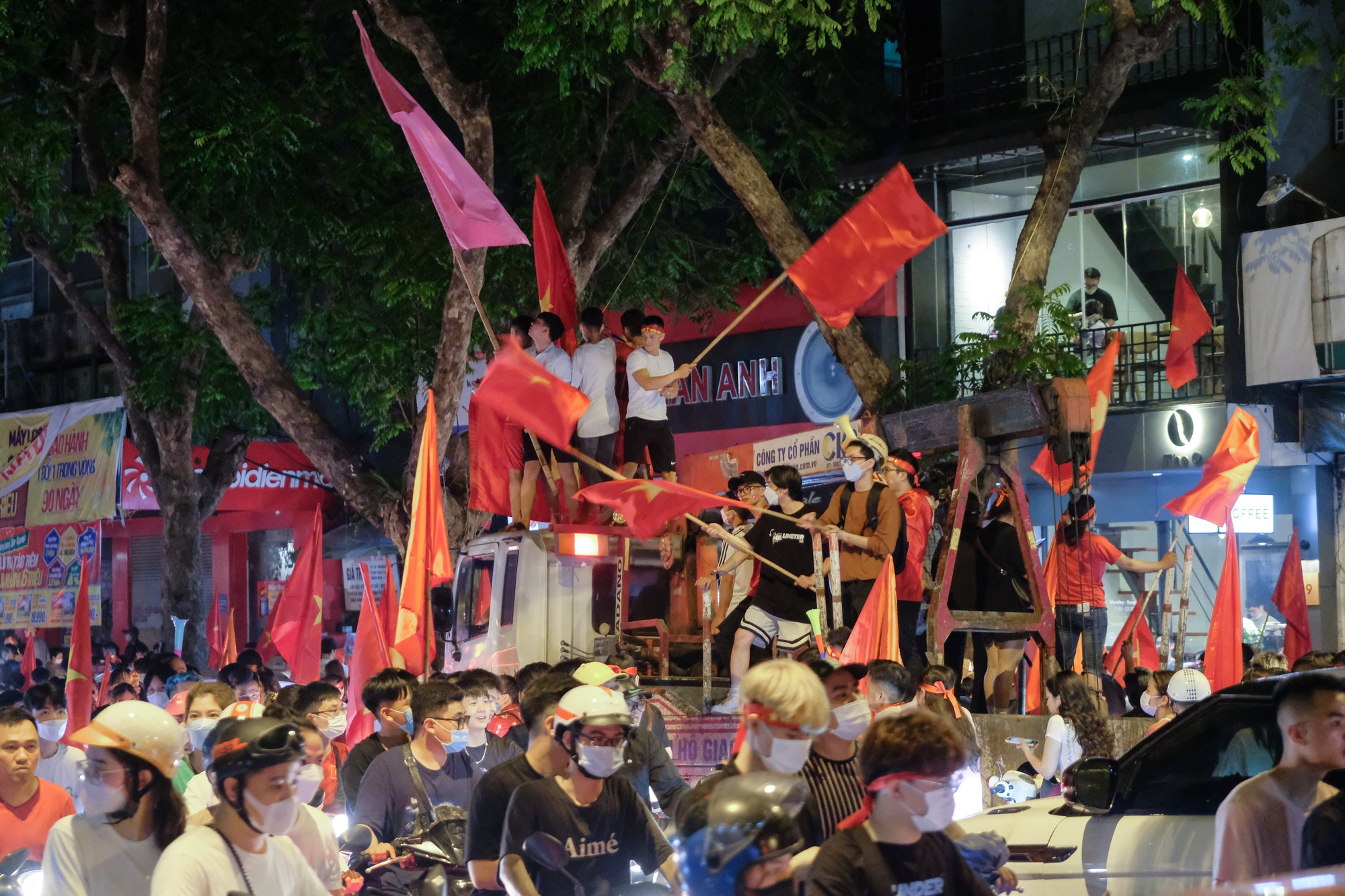 Đêm U23 Việt Nam giành HCV SEA Games trả món nợ với người Thái, người dân cả nước xuống đường nhuộm đỏ mọi tuyến phố - Ảnh 11.