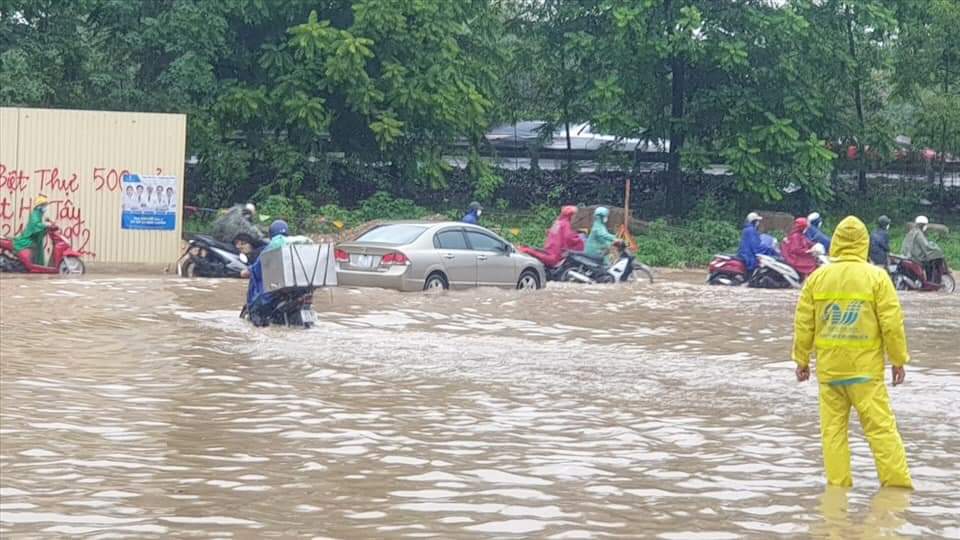Hà Nội: Một số nơi ngập sâu sau mưa lớn - Ảnh 4.