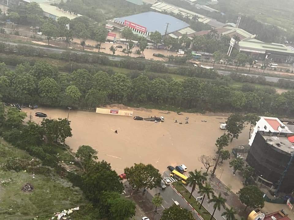 Hà Nội: Một số nơi ngập sâu sau mưa lớn - Ảnh 3.