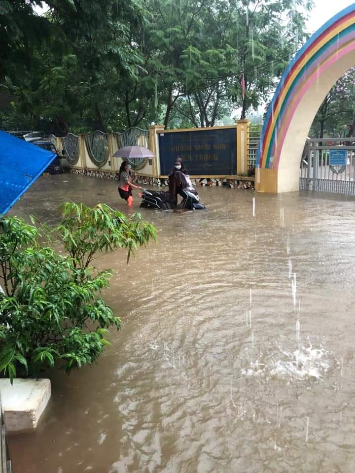 Hanoi: Some places flooded after heavy rain - Photo 11.