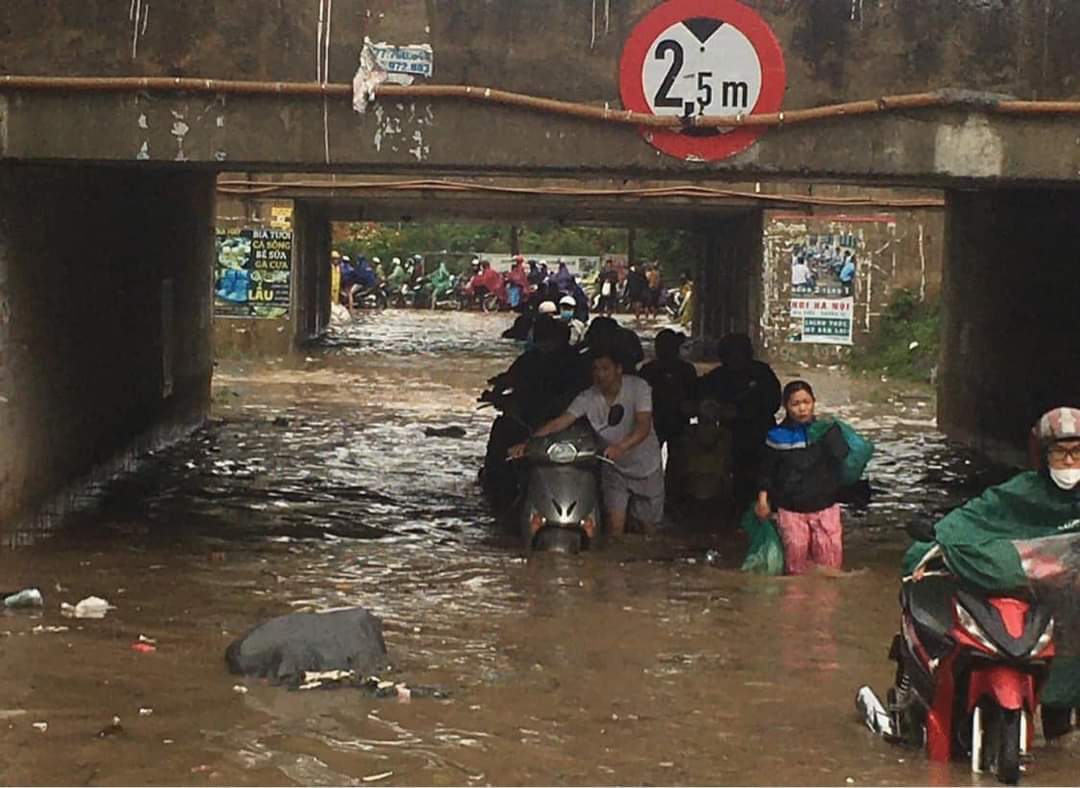 Hà Nội: Một số nơi ngập sâu sau mưa lớn - Ảnh 5.