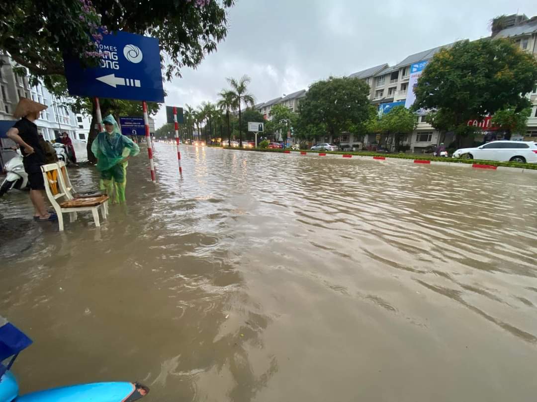 Hà Nội: Một số nơi ngập sâu sau mưa lớn - Ảnh 2.
