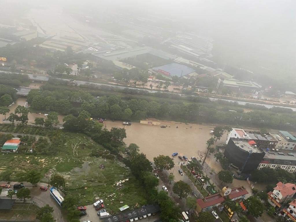 Hà Nội: Một số nơi ngập sâu sau mưa lớn - Ảnh 1.