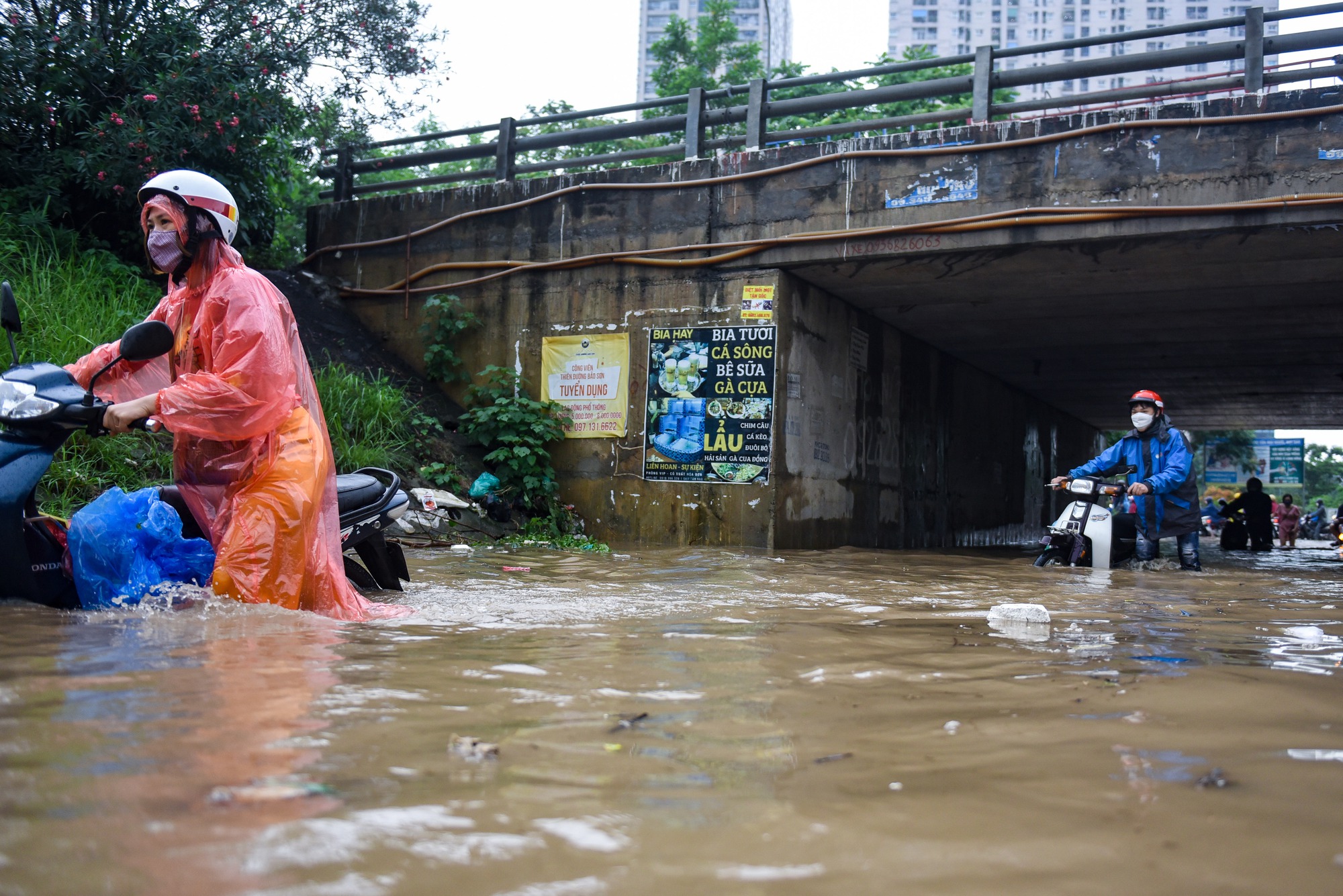 Đường gom đại lộ Thăng Long chìm trong biển nước sau trận mưa lớn - Ảnh 4.