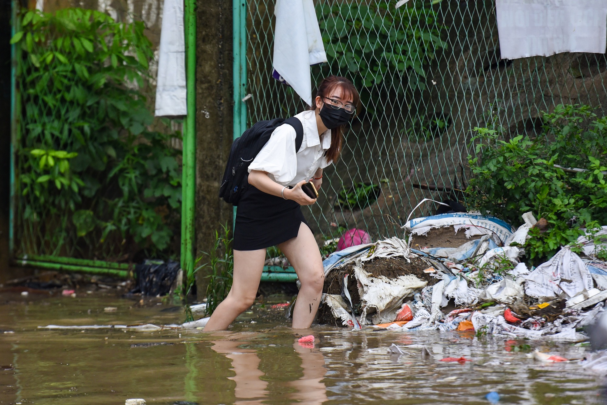 Đường gom đại lộ Thăng Long chìm trong biển nước sau trận mưa lớn - Ảnh 11.