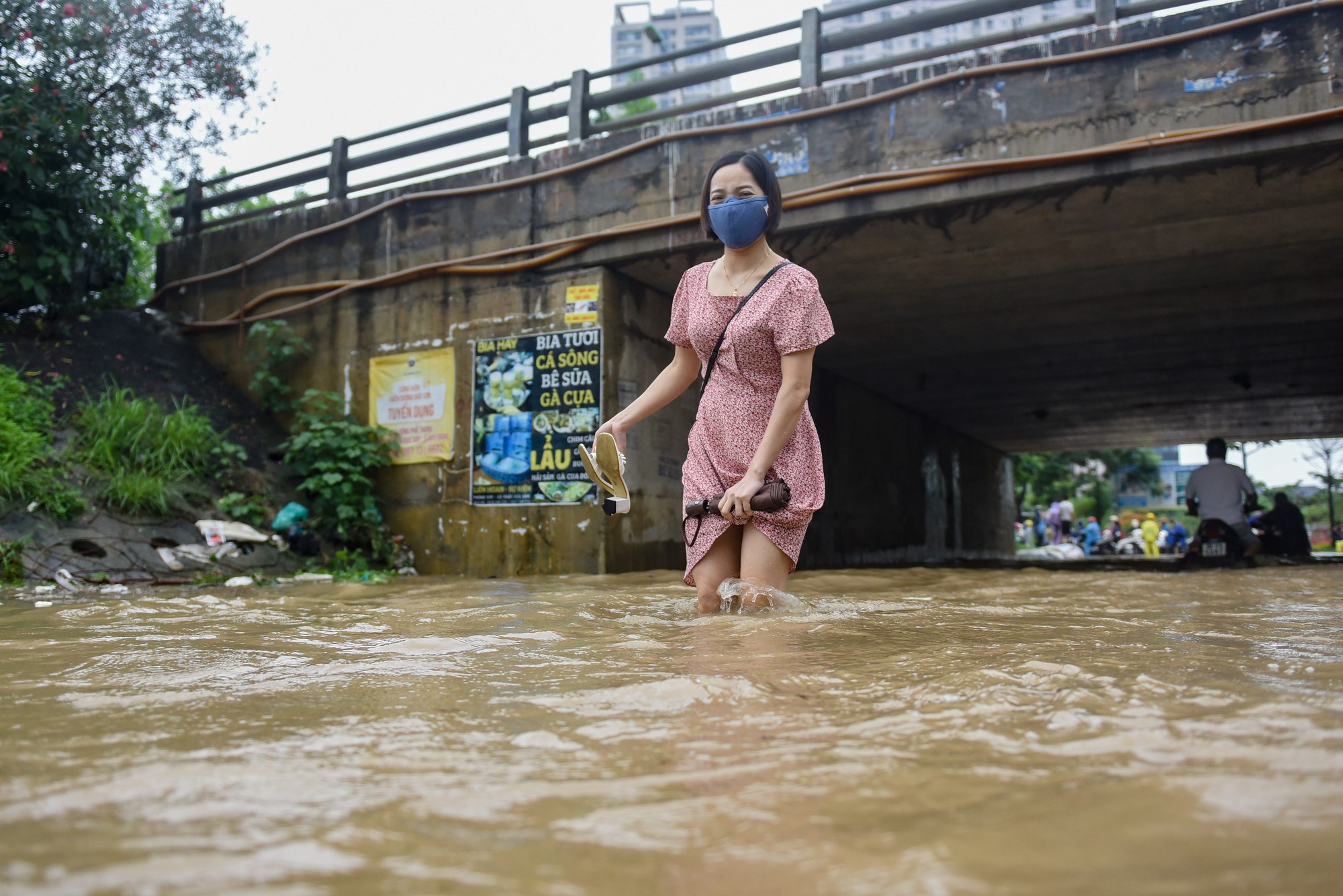 Đường gom đại lộ Thăng Long chìm trong biển nước sau trận mưa lớn - Ảnh 5.