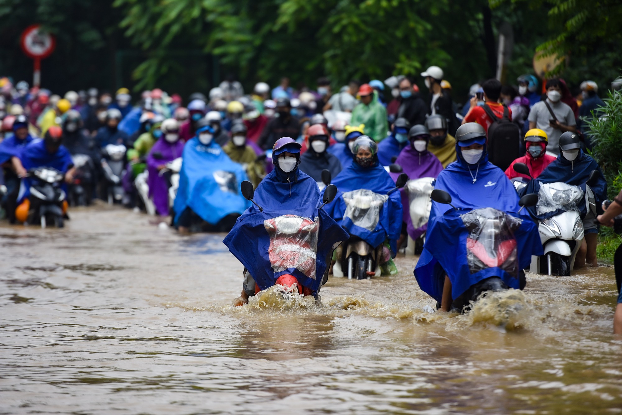 Đường gom đại lộ Thăng Long chìm trong biển nước sau trận mưa lớn - Ảnh 2.