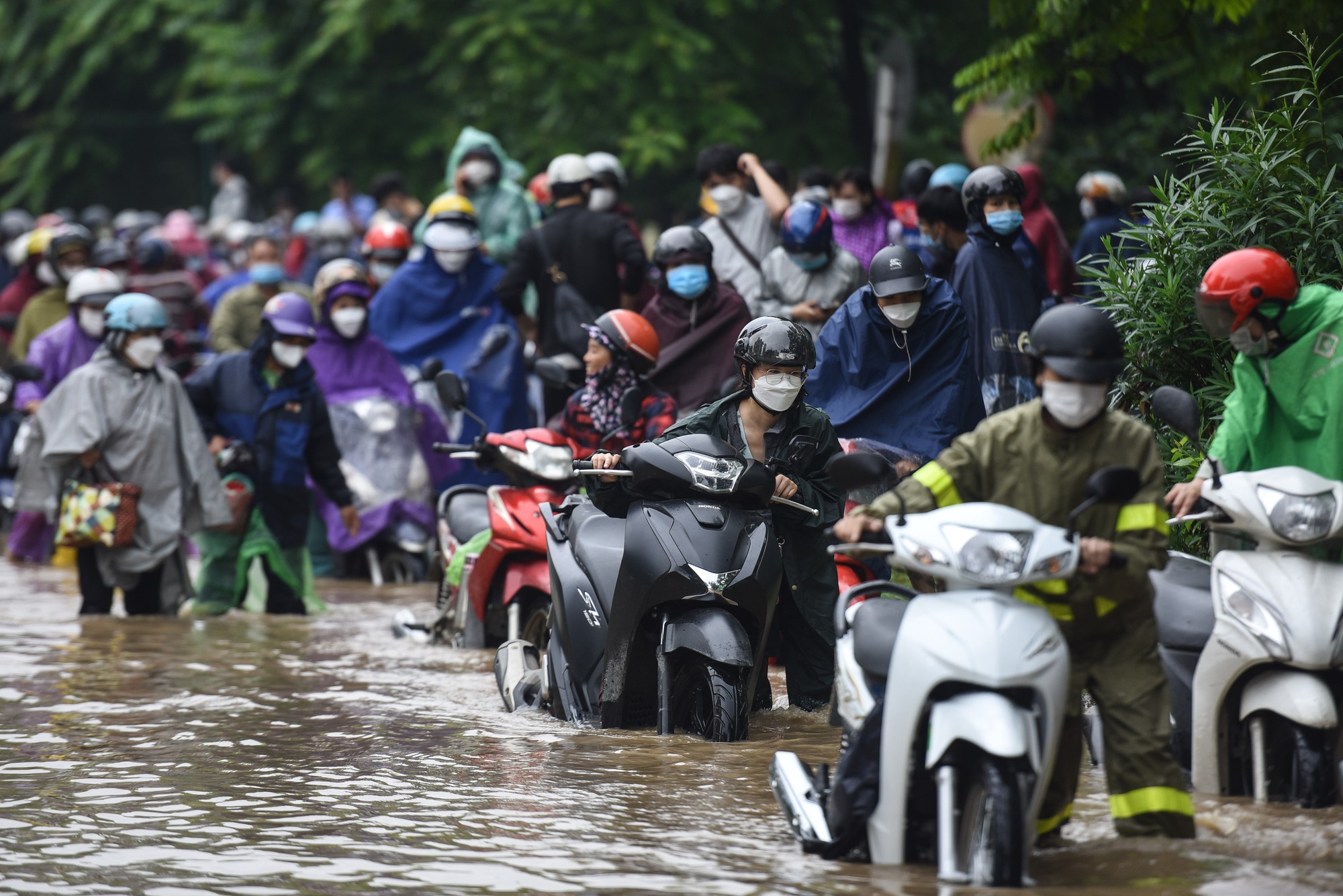Đường gom đại lộ Thăng Long chìm trong biển nước sau trận mưa lớn - Ảnh 10.